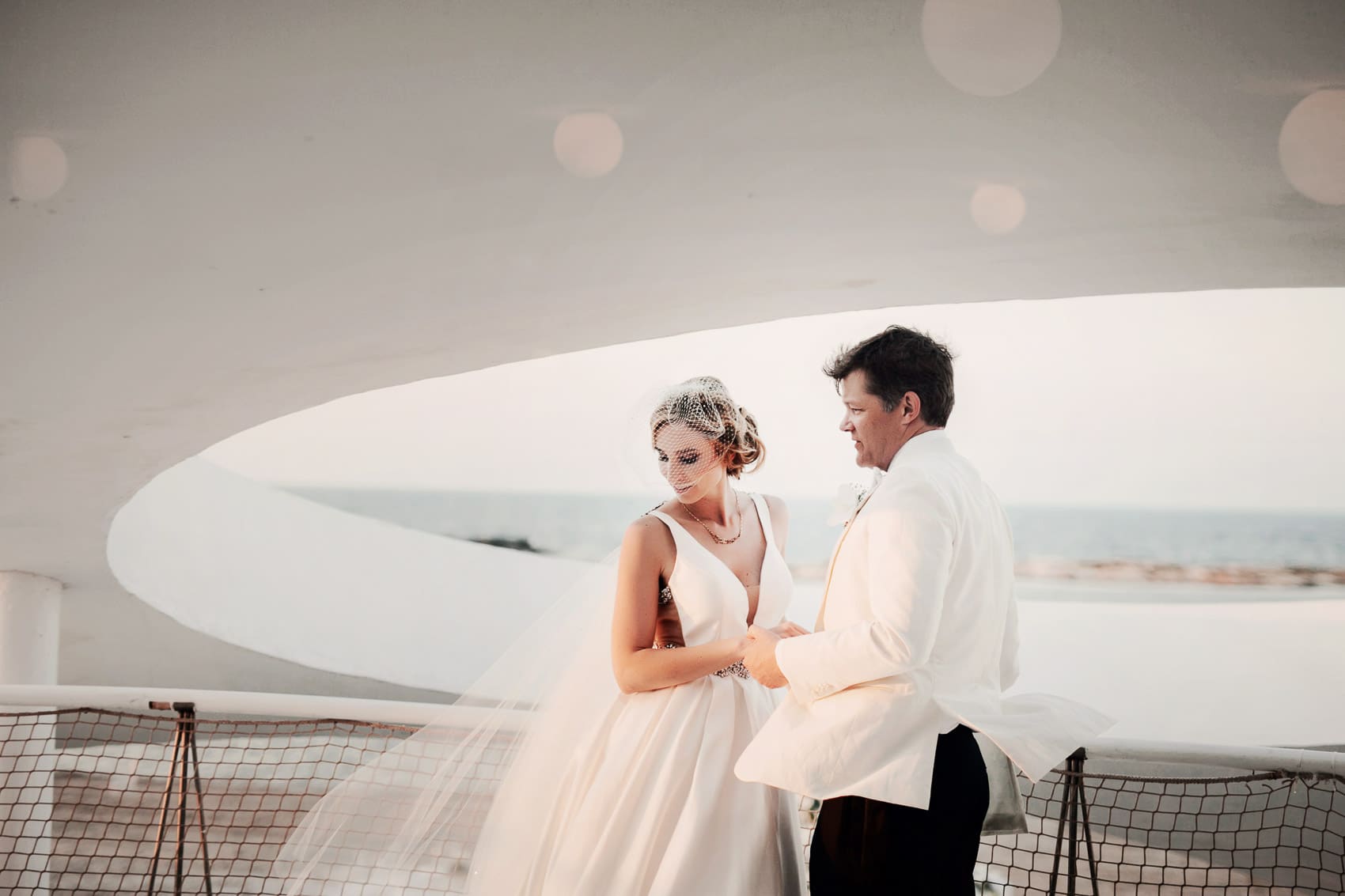 pareja novios wedding mar menor blanco arquitectura