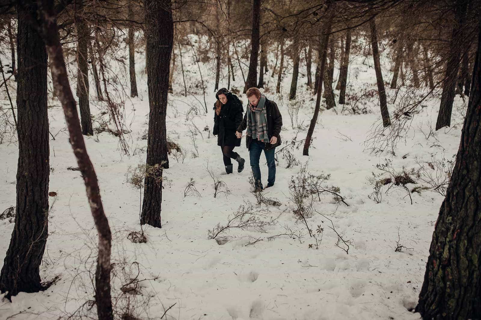 pareja paseo bosque invierno frio nieve