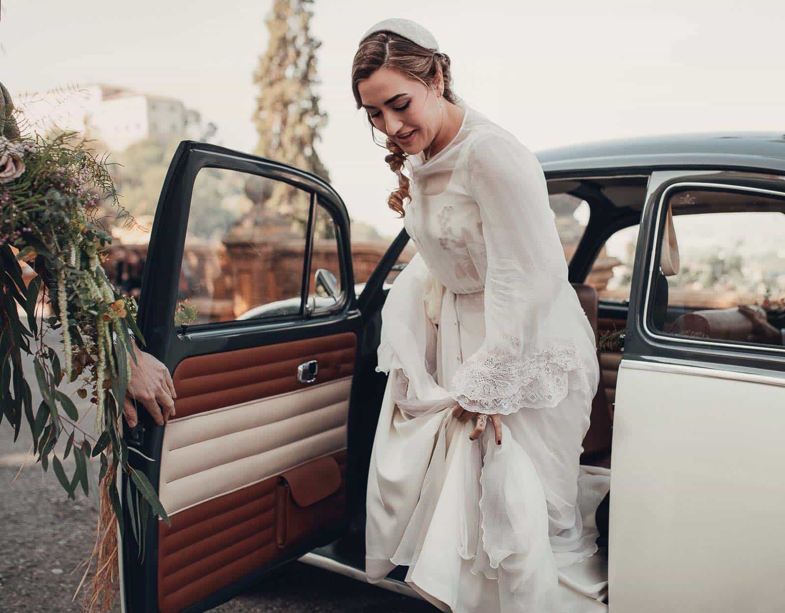 novia saliendo del coche entrada iglesia