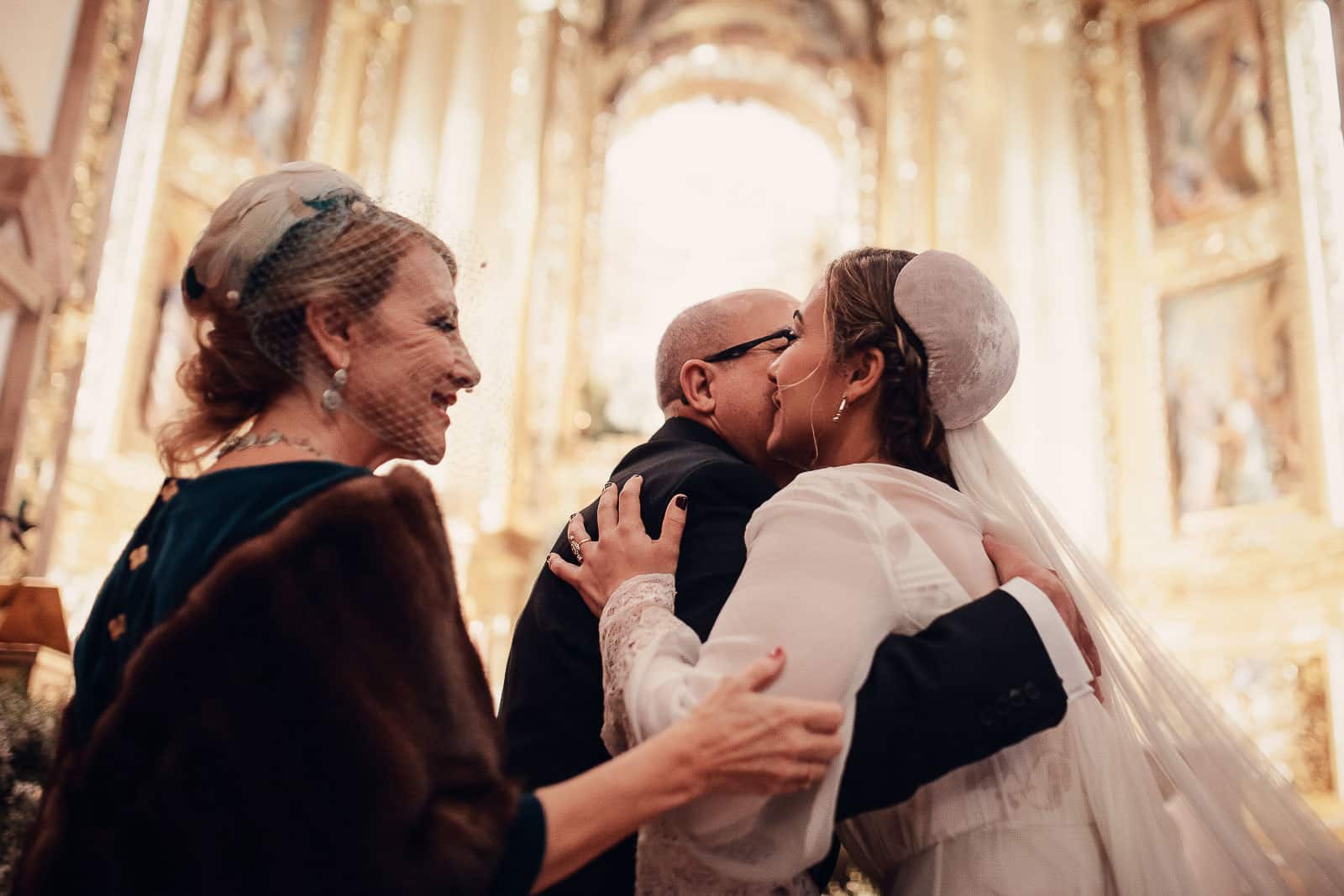 beso novia padrfes iglesia santuario