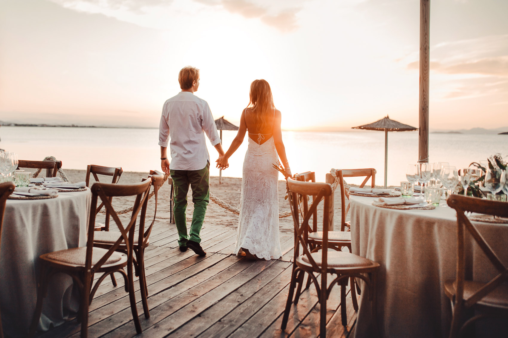 pareja novios manos beach atardecer restaurante wedding