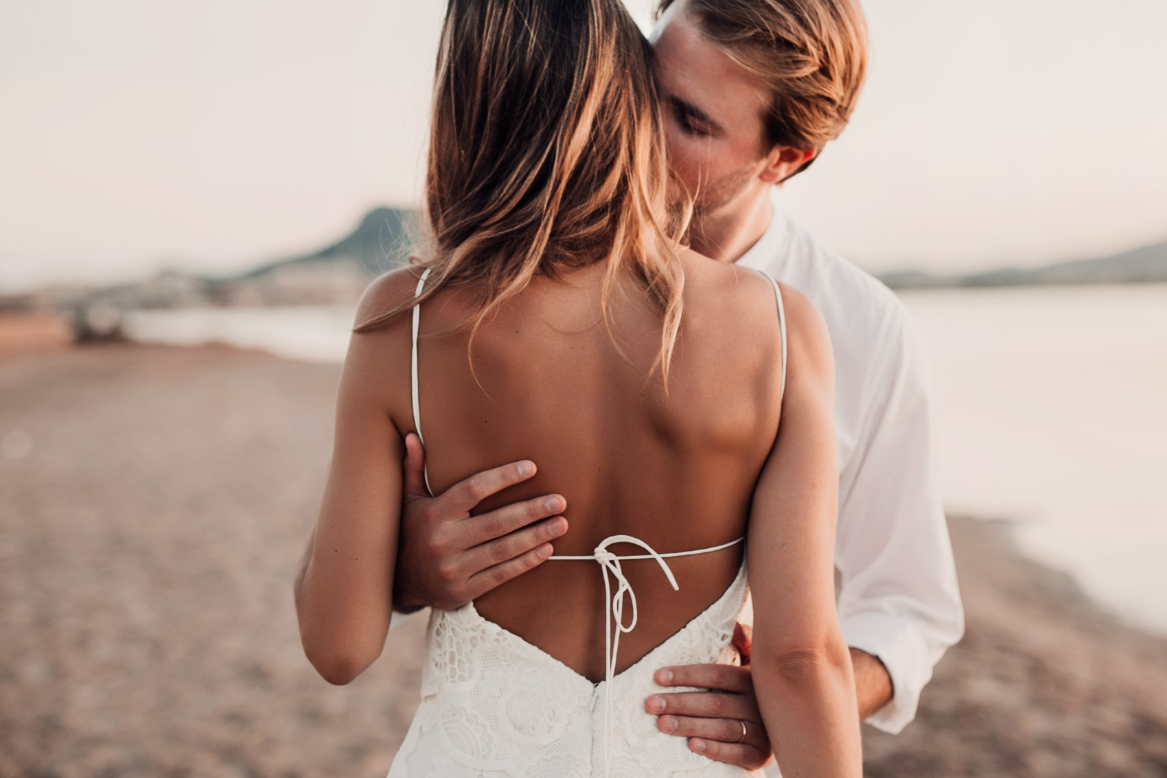 novios pareja mirada beso beach vestido camisa
