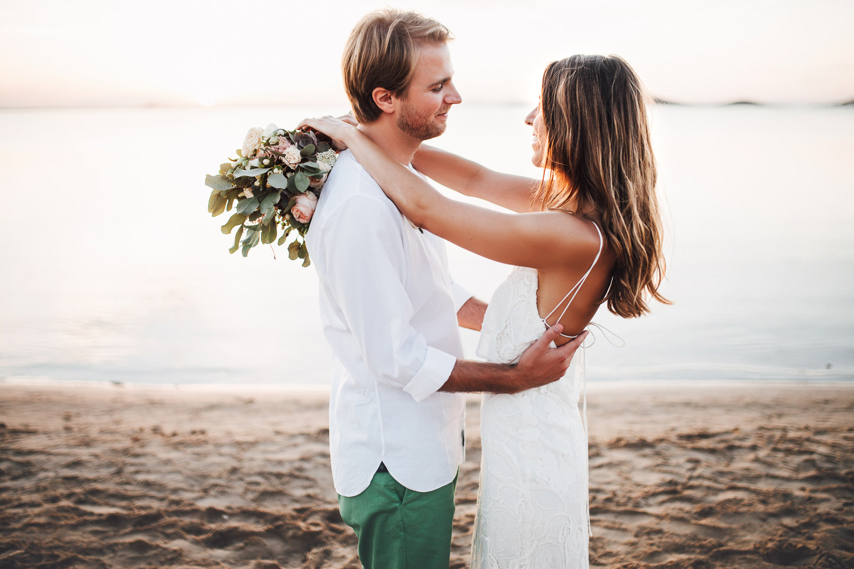 novios pareja mirada beach vestido camisa ramo wedding casados