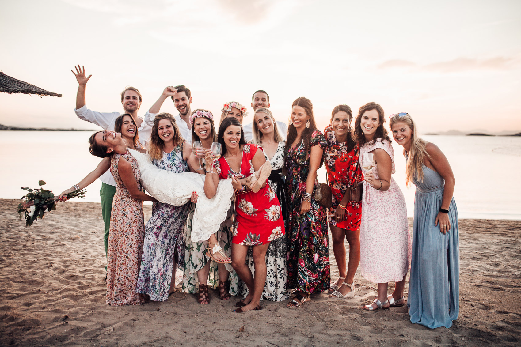 amigos invitados perfectos novios beach wedding ramo