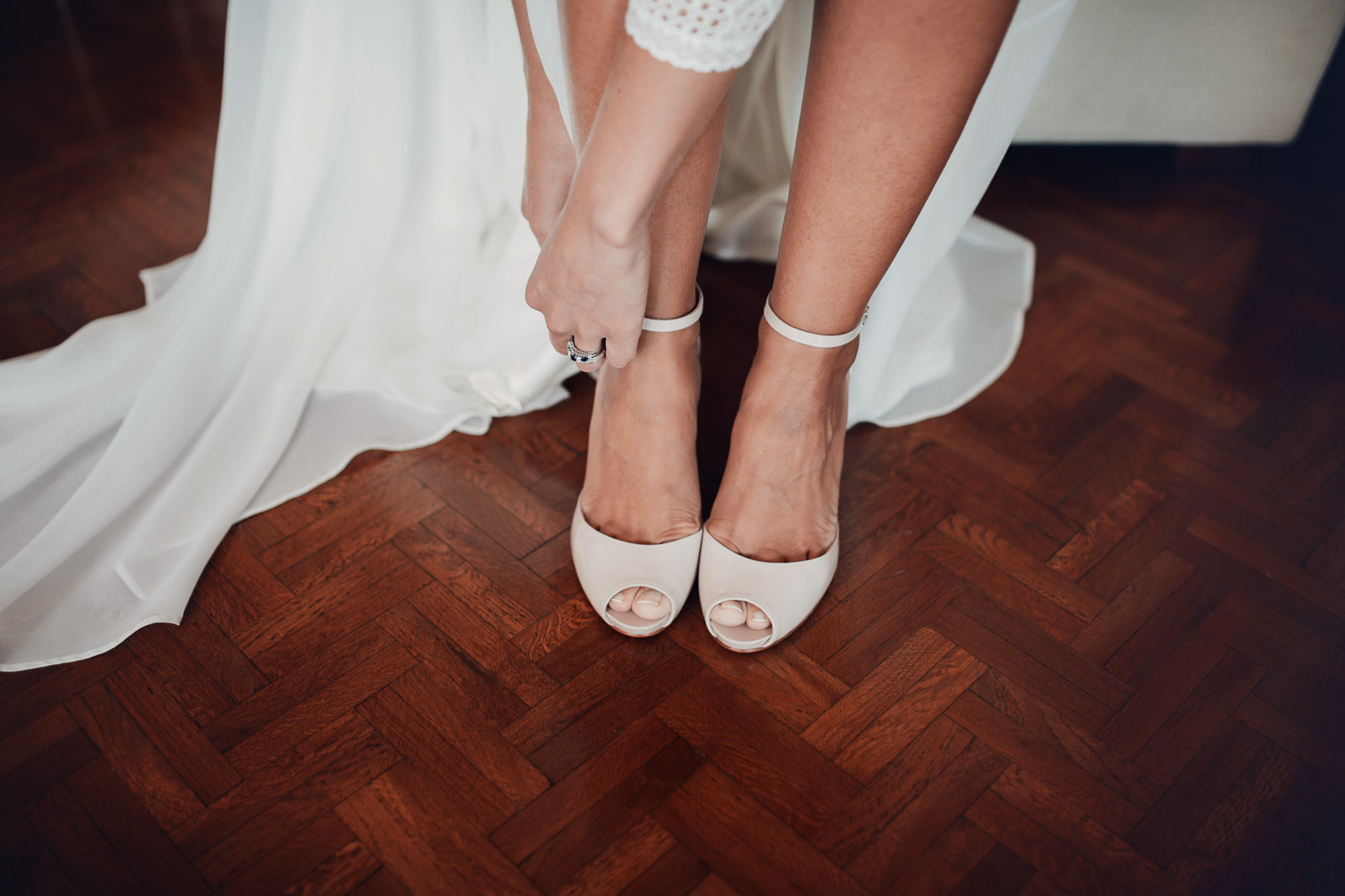 detalle zapatos tacones novia vestido blanco madera