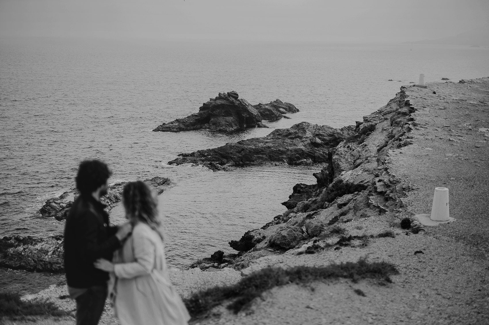 pareja playa frio abrigo abrazo mar vistas acantilado cabo de palos