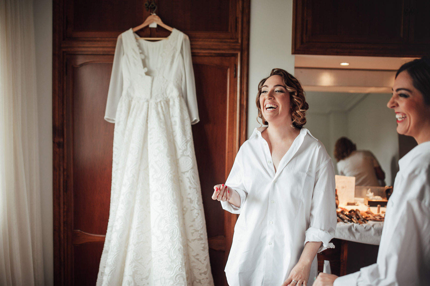 novia sonrisa hermana vestido colgado armario blanco