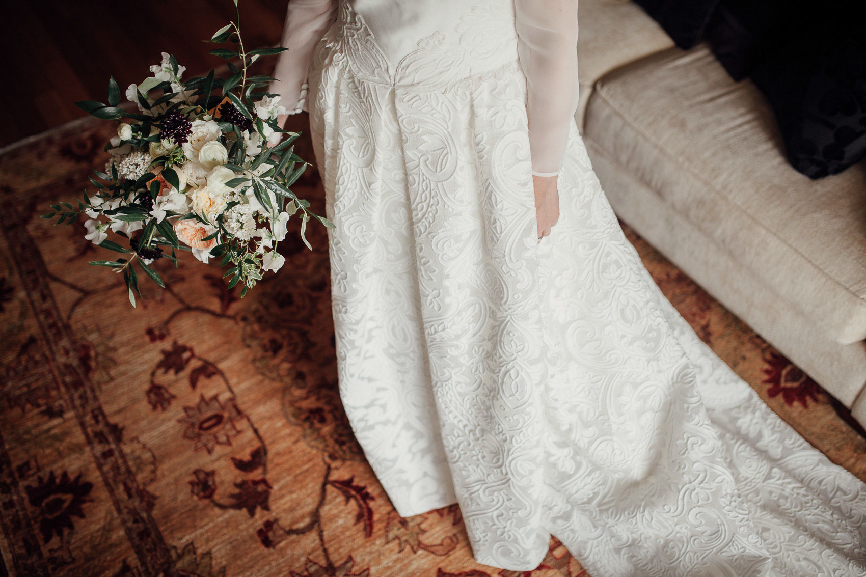 detalles vestido novia blanco ramo alfombra