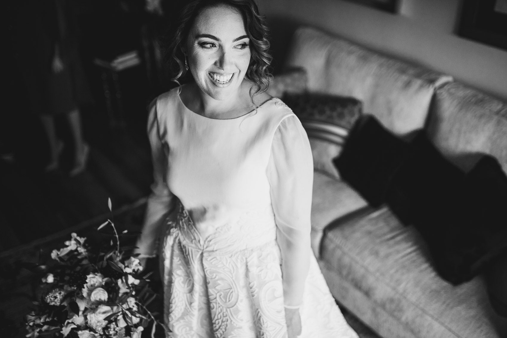 novia sonrisa vestido ramo fotografia blanco negro