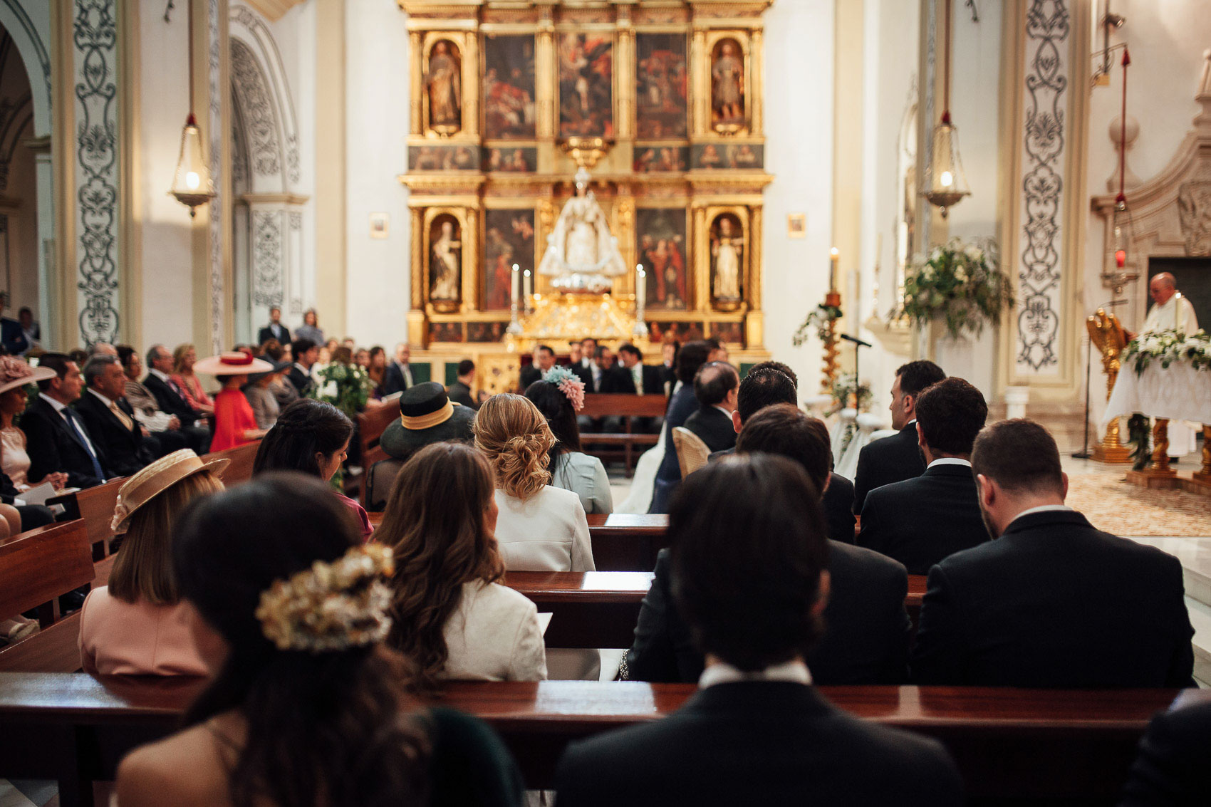 invitados misa boda enlace bancos