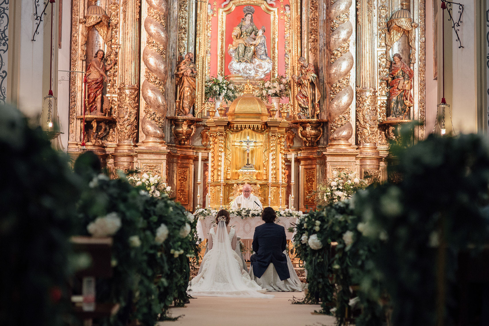 pasillo iglesia anas decoracion flores cura