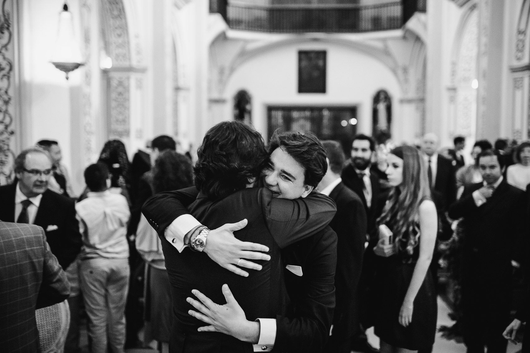 abrazo novio invitado celebracion blanco negro fotografia