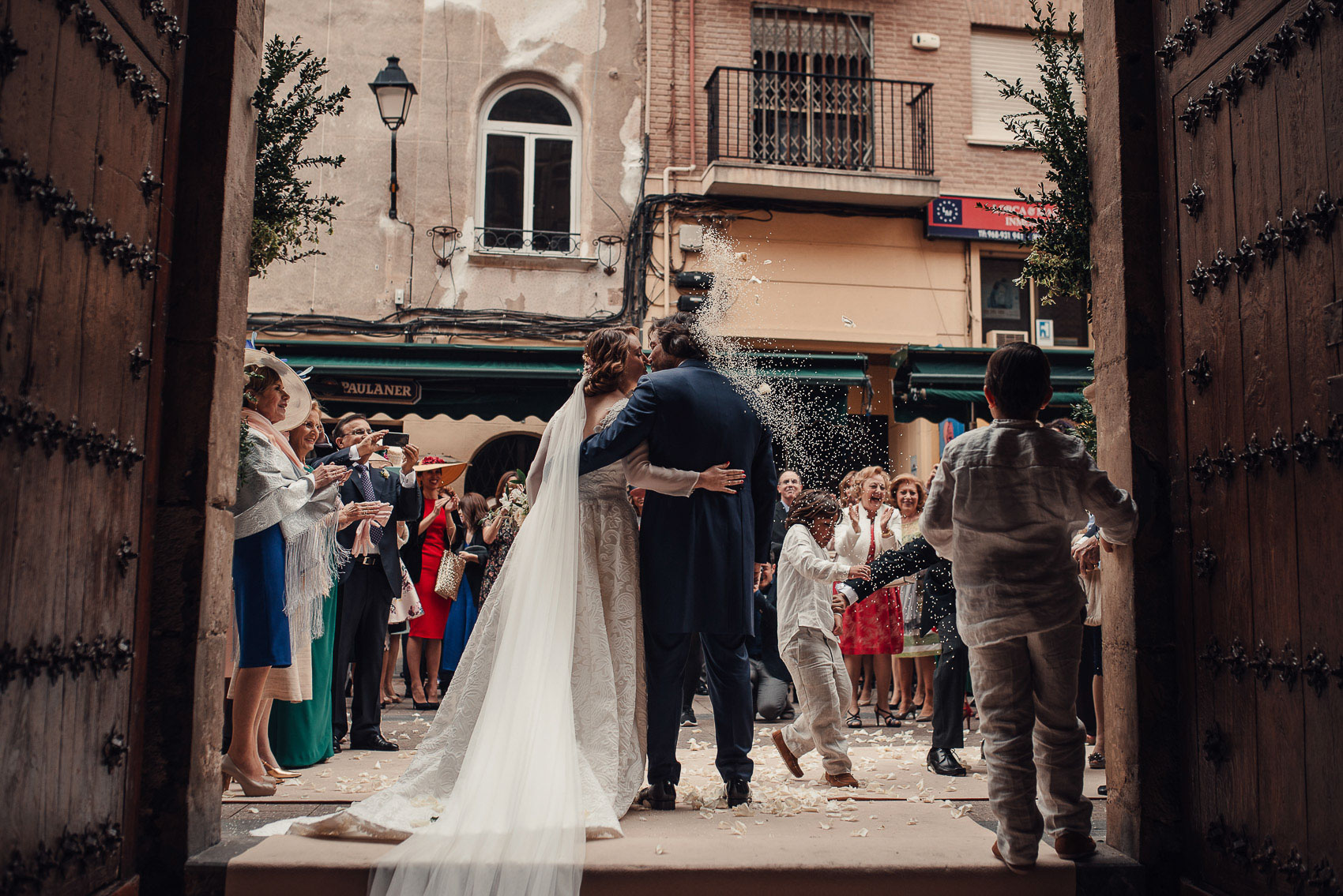 salida iglesia anas boda beso arroz