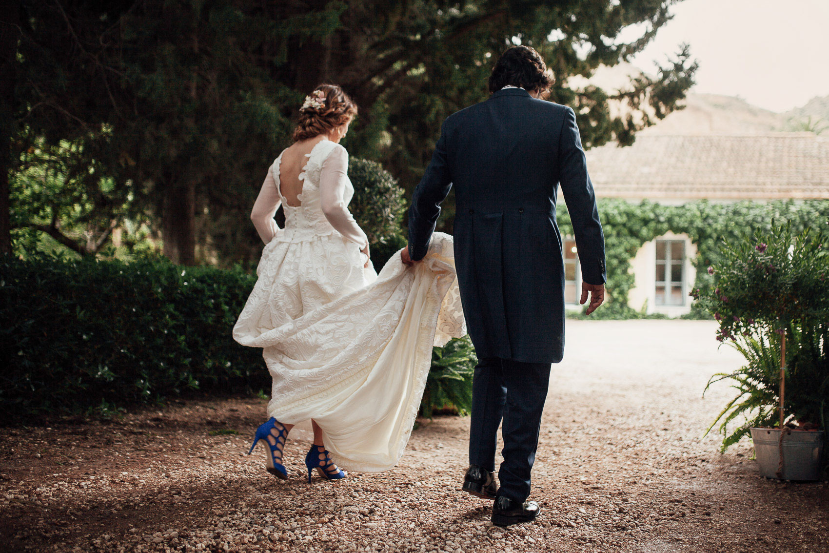 pareja novios boda vestido tacones traje