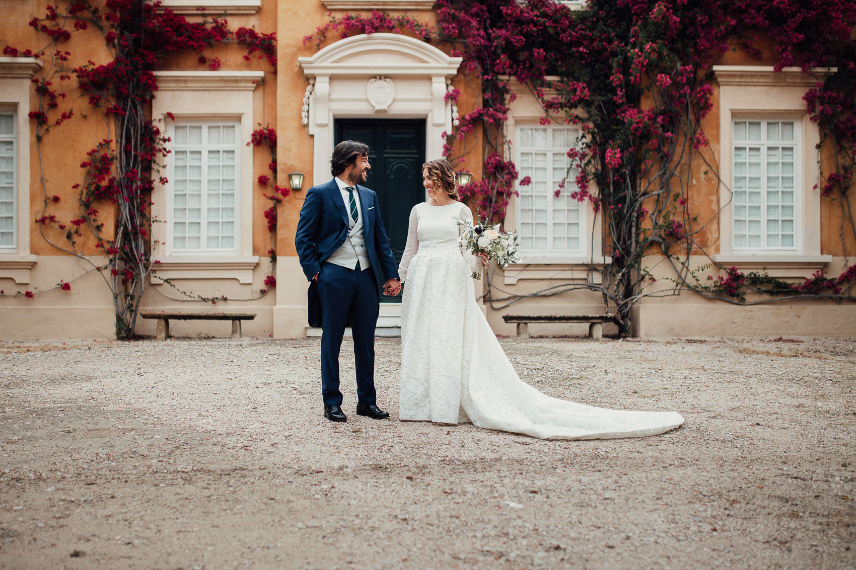 pareja manos unidas mirada exterior fotografia boda flores