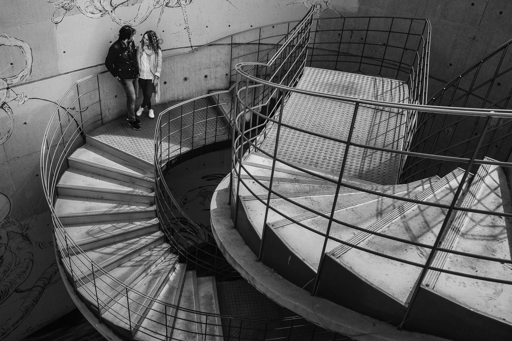 fotografia pareja escaleras arquitectura sombras