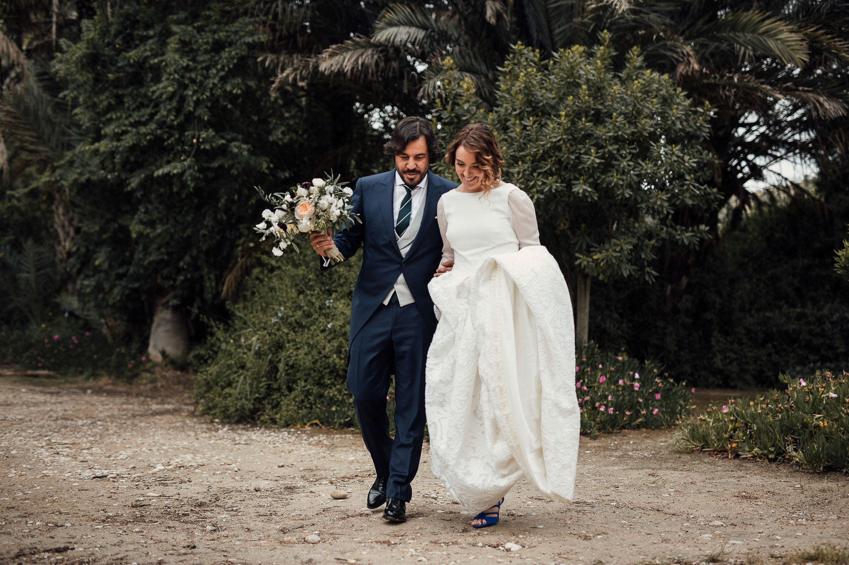 pareja novios posado fotografia ramo flores