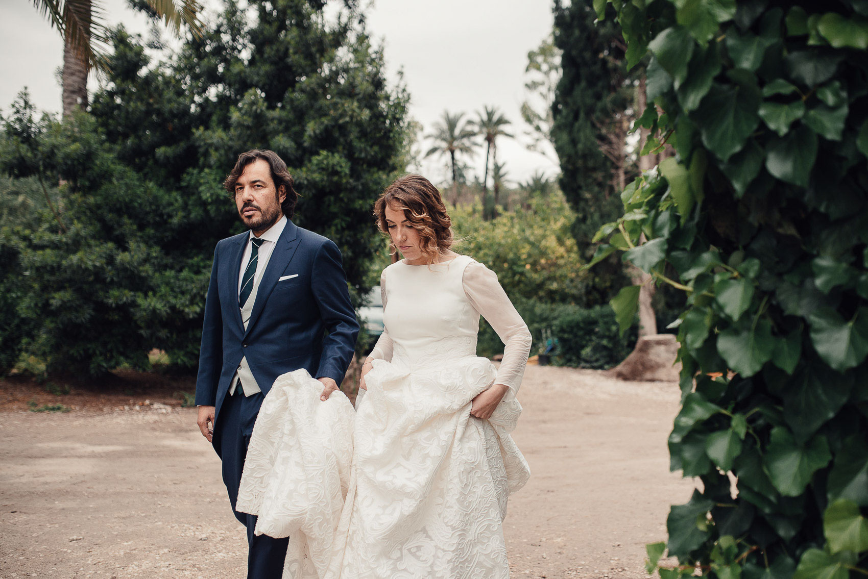 pareja novios boda fotografia vestido naturaleza