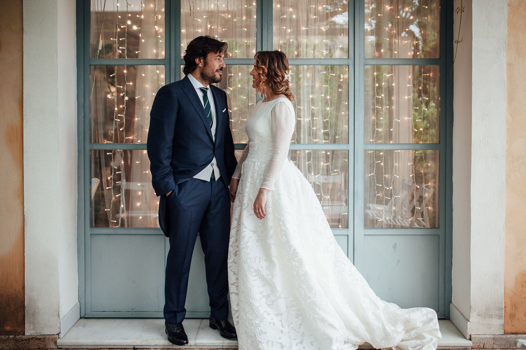 pareja novios mirada decoracion boda fotografia