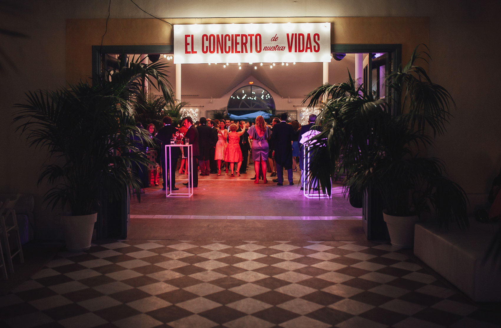 entrada restaurante luces neon concierto vidas palmeras